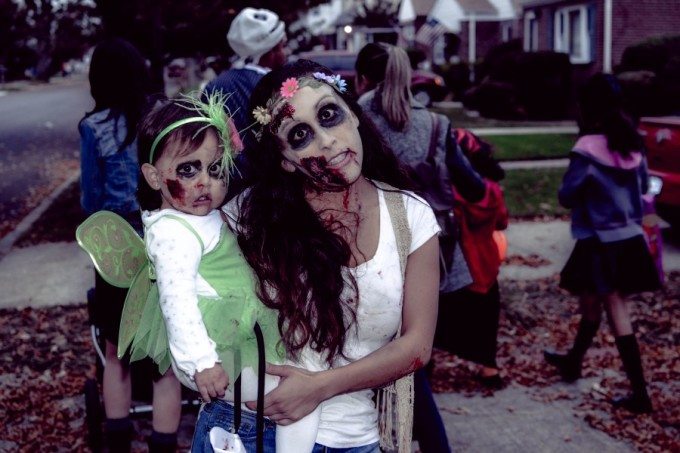 Zombie mommy and daughter