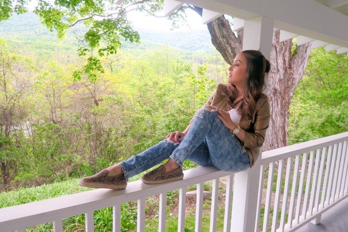 casual ripped jeans outfit for a road trip